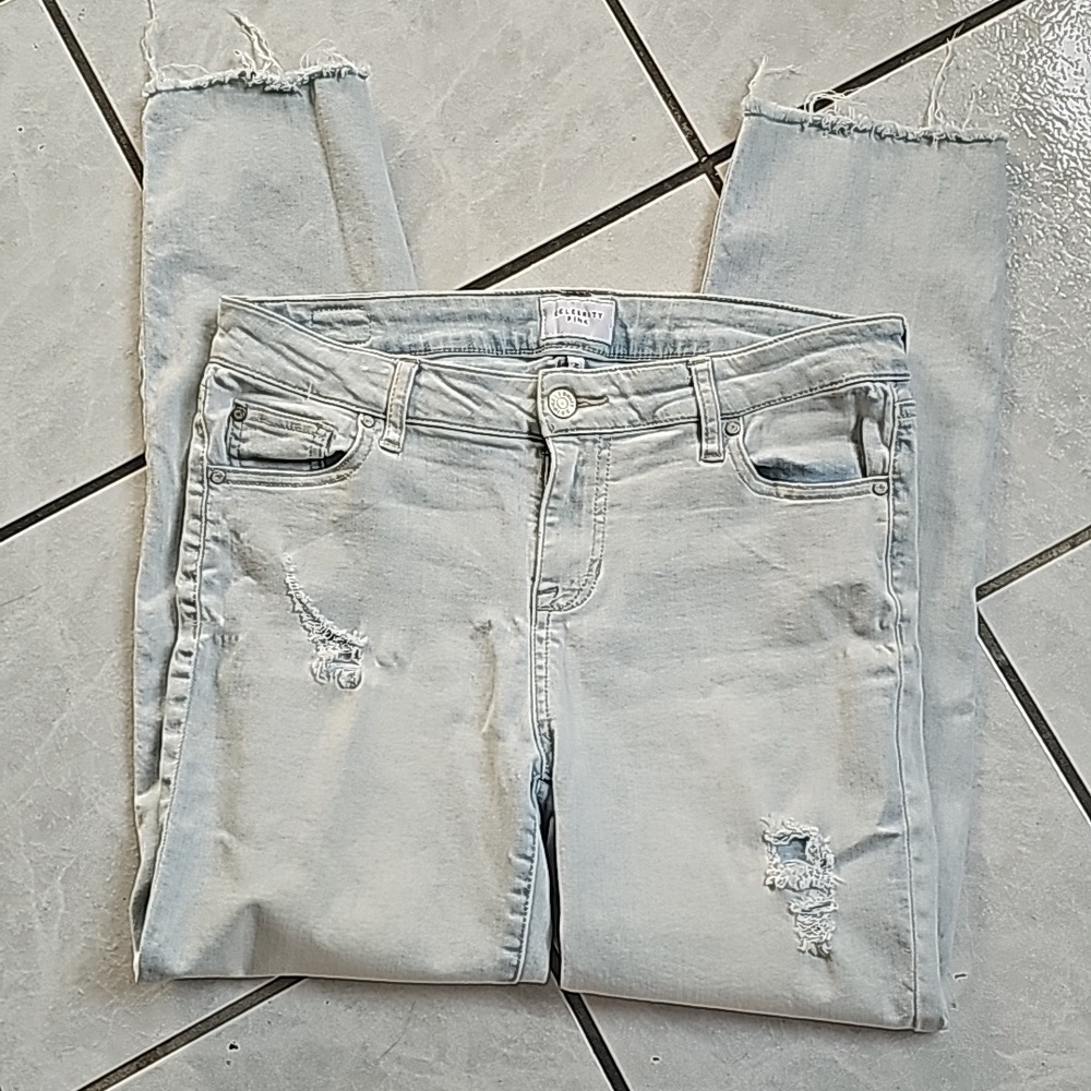 Celebrity Pink distressed embroidered at ankle jeans